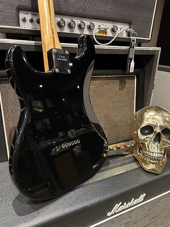 Fender Strumenti musicali: Fender Tom Delonge Stratocaster 2002  Black – Usato da Montreux venduto da Alligator-AMPS 2