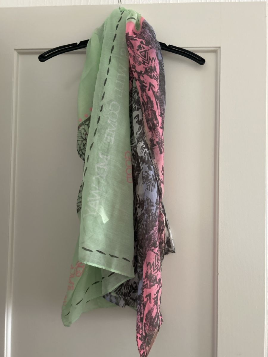 Foulards, Tücher & Schals: Foulard / écharpe verte et rose – Gebraucht aus Savigny von Althea0202