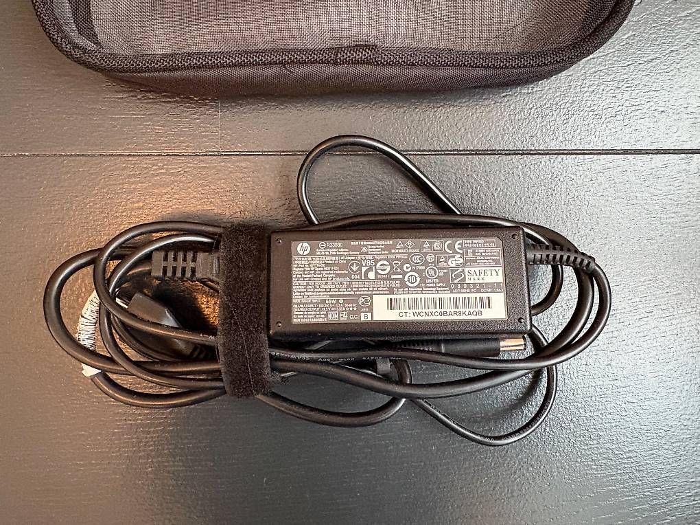 Hewlett Packard Caricabatterie: HP Laptop-Netzteil 65W mit Etui – Usato da Chur venduto da TanusJ 1