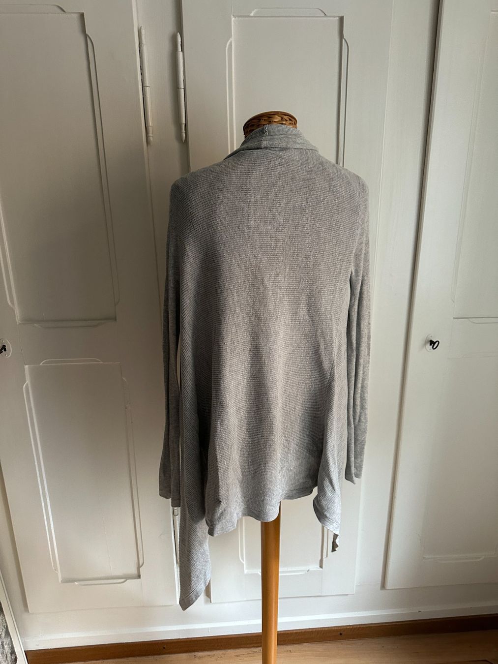 Vestes: REVIEW - Strickjacke hellgrau XS – D'occasion à Zürich par Diazaio 2