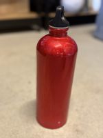 Rote Edelstahl Trinkflasche, ideal für den Winter!