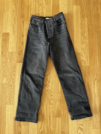 Jean Levi’s gris coupe droite