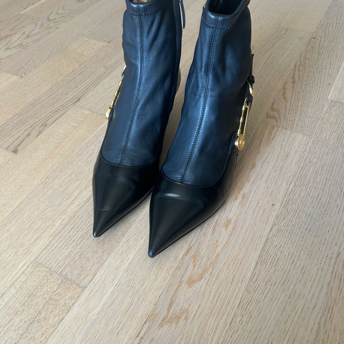 Versace Chaussures femmes: Versace Ankle Boots 37,5 – D'occasion à Schaffhausen par missclichy 1
