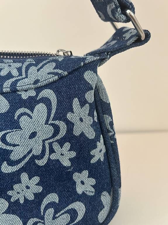 Taschen für Damen: Bershka Blaue Handtasche  – Gebraucht aus winterthur von HappyFindsCH 4