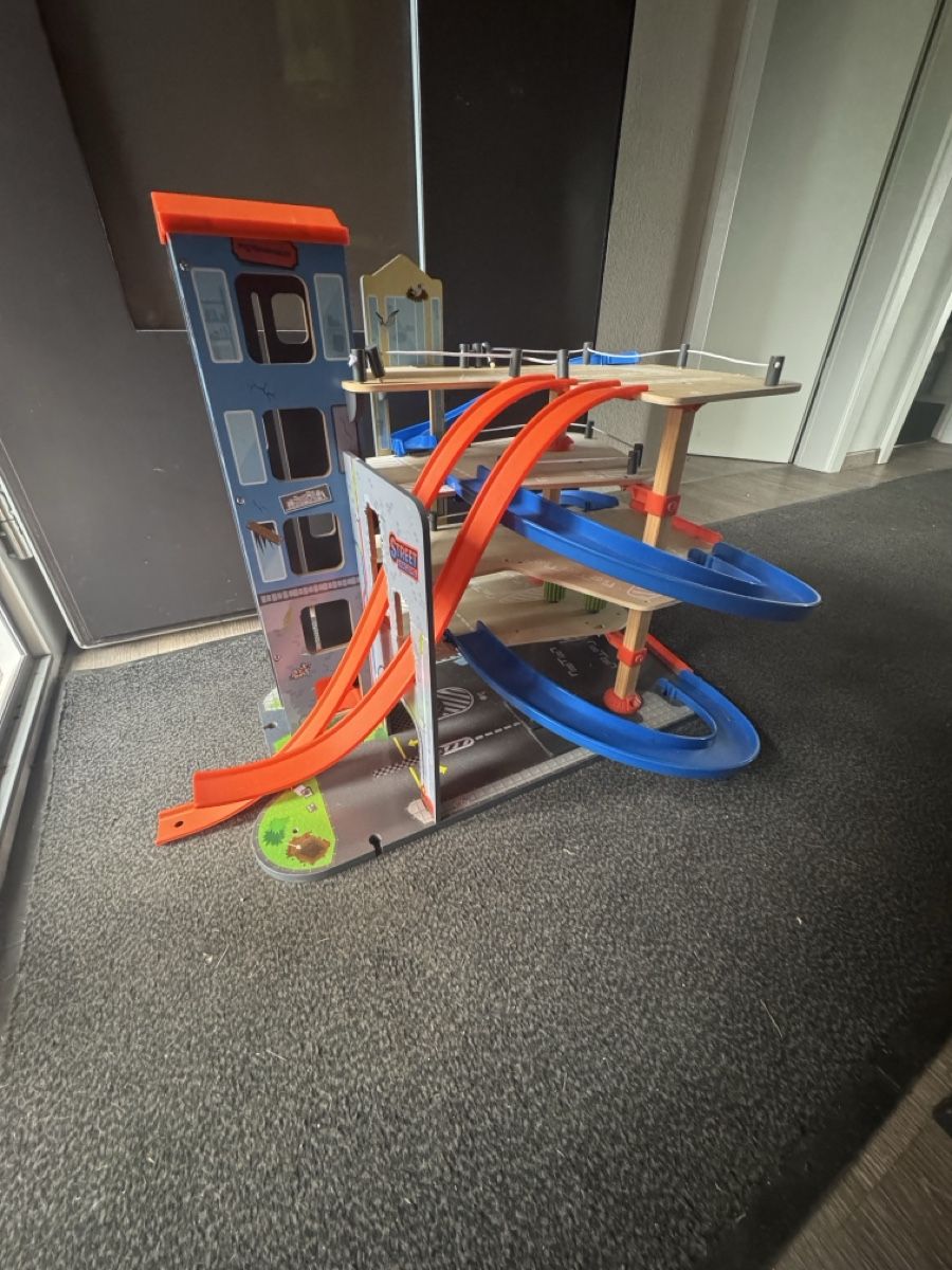Giocattoli: Auto Garage / Parkhaus – Usato da Kirchdorf BE venduto da adr_nz6d