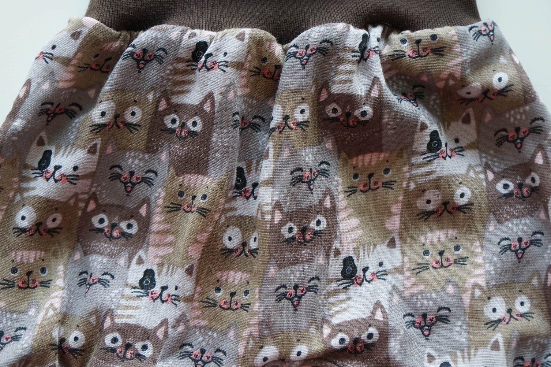Pantaloni: Kurze Pumphose mit Katzen - Gr.74/80 NEU – Nuovo e nell'imballaggio originale da Zürich venduto da sambaum 1