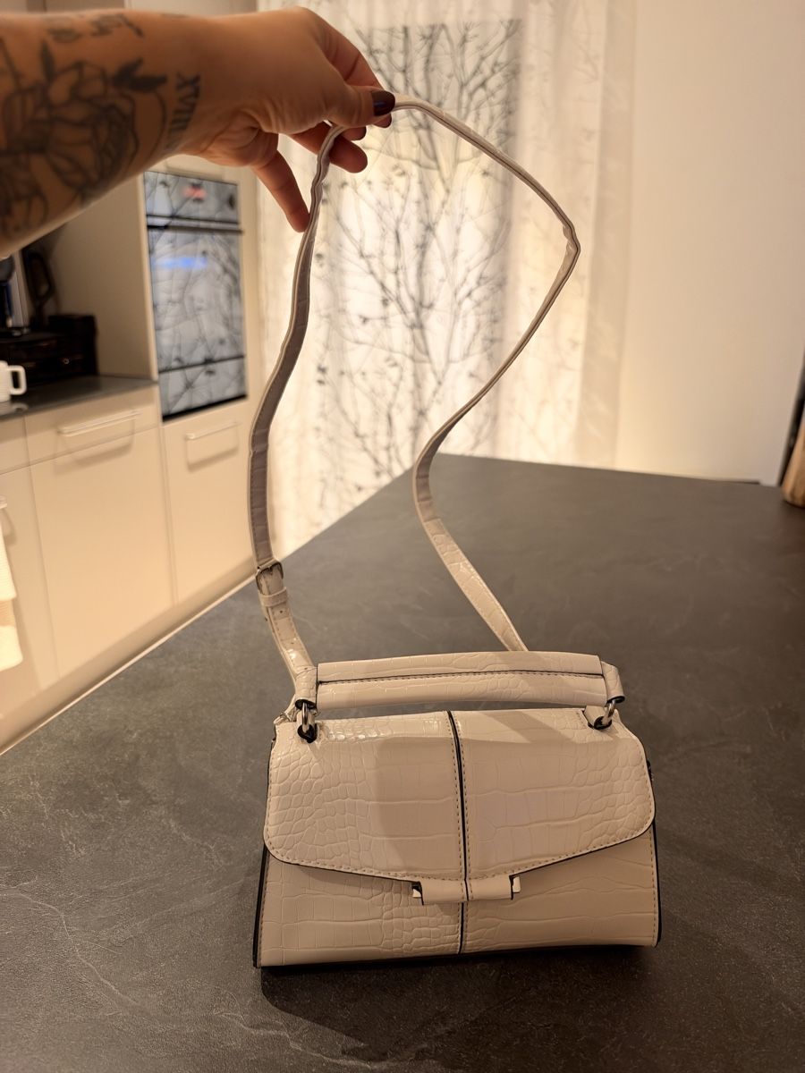 Borse da donna: Cremefarbene Handtasche in Kroko-Optik – Usato da Buttikon SZ venduto da maticivy 2