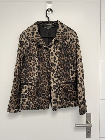 Leichte Jacke mit Leo-Muster, Grösse 42, Top Zustand