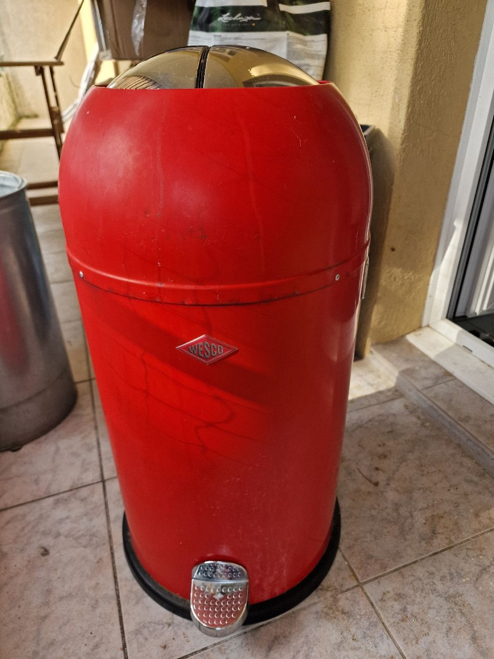 Wesco Cestini per rifiuti: Rotes Mülleimer/ red trash can – Usato da Zürich venduto da vbrioschi
