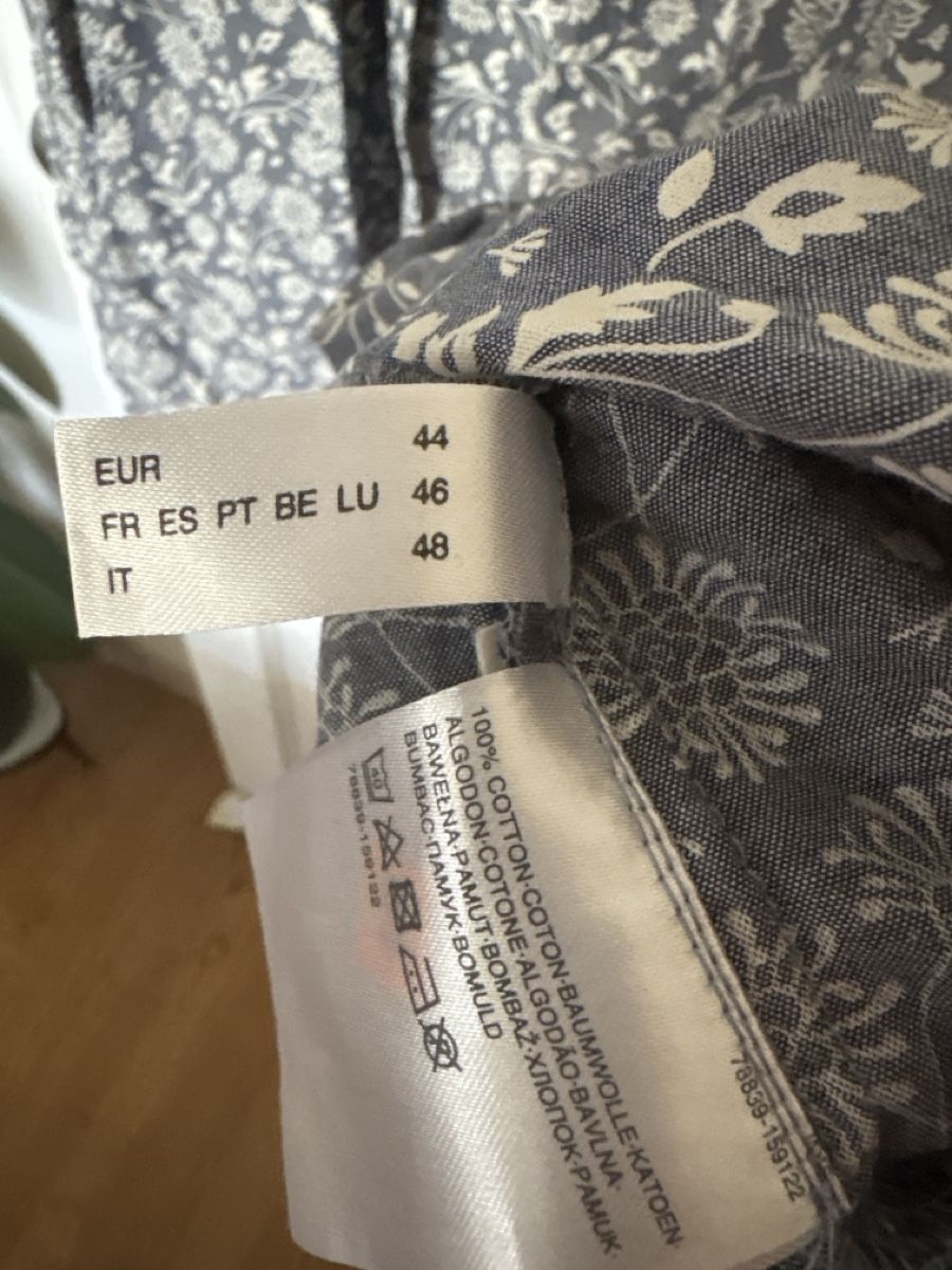 C&A Robes: Kleid Yessica Blumenmuster Grau Grösse 44  – D'occasion à Affoltern am Albis par Cmara 4