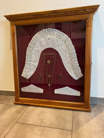 Kragen zu Appenzeller Sonntagstracht mit Haarschmuck