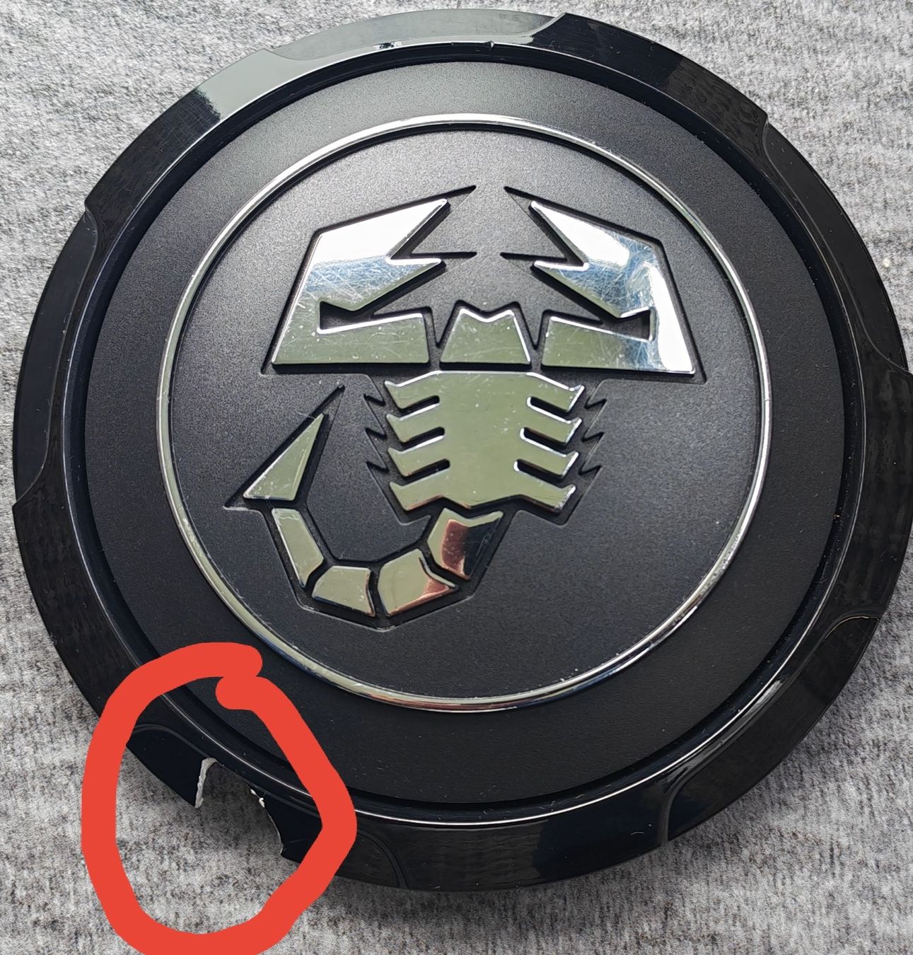 Abarth Tutti pezzi di ricambio auto: Abarth Wheel Center Cap - Scorpion Logo - Slight Damage – Usato da Büsserach venduto da mis_fg52