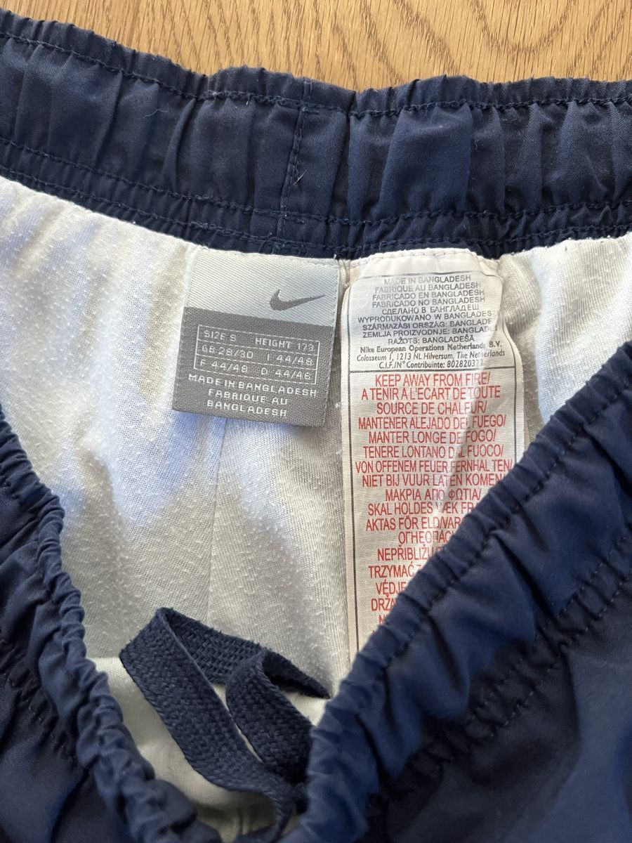 Nike Pantaloni: Nike Trainingshose / Jogginghose Vintage 90er – Usato da Basel venduto da Oloir 2
