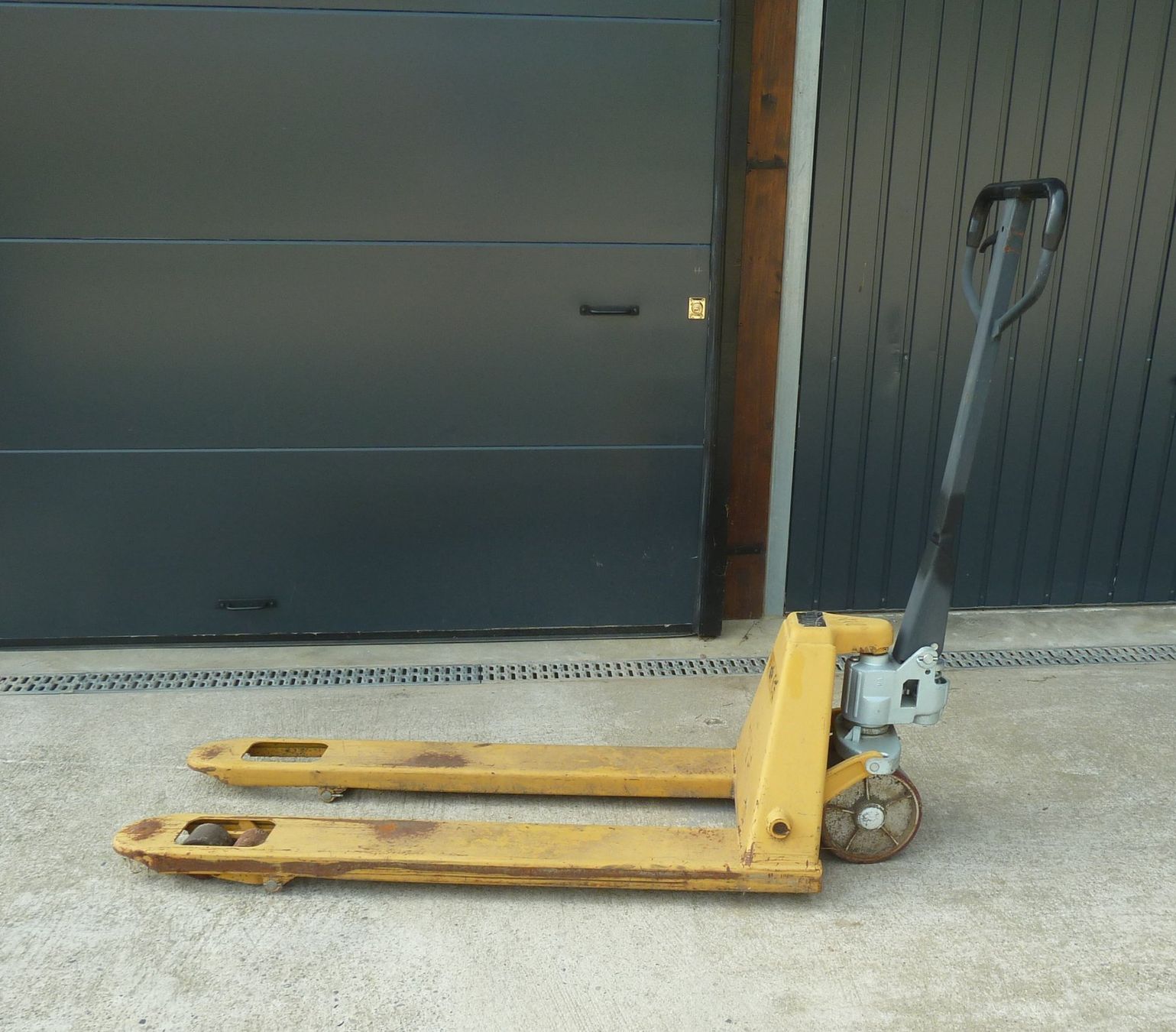 Carrelli elevatori e a forche: 2 transpalettes – Difettoso da Russy venduto da Guenefle 1