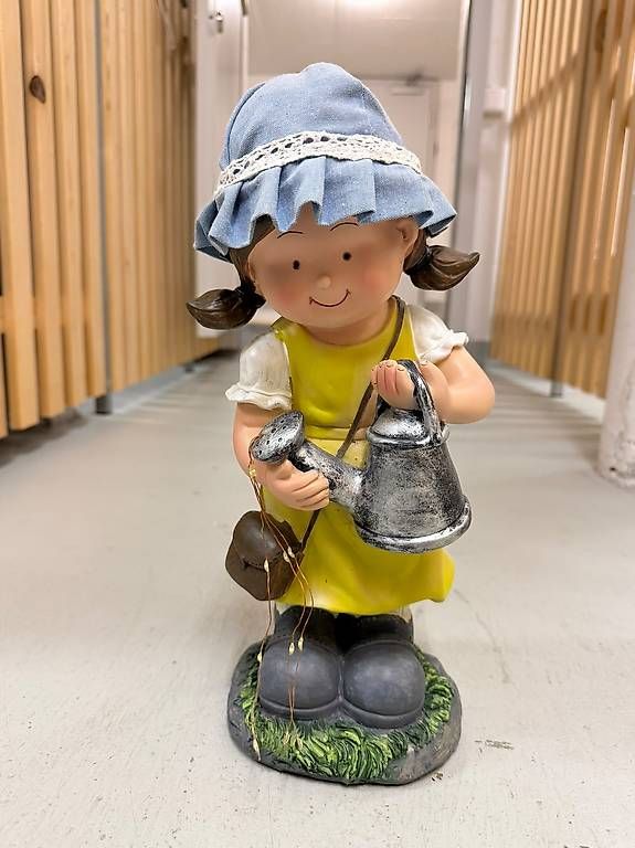 Bewässern & Giessen: Mädchen Figur mit Giesskanne  – Gebraucht aus Kollbrunn von King8585
