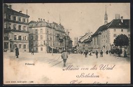 Fribourg, Strassenpartie mit Passanten u