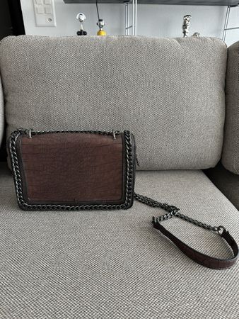 Braune Umhängetasche mit Ketten-Detail - Herbst-Look!