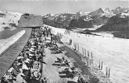 Beatenberg BE Niederhorn Alpenpanorama mit Skifahrer