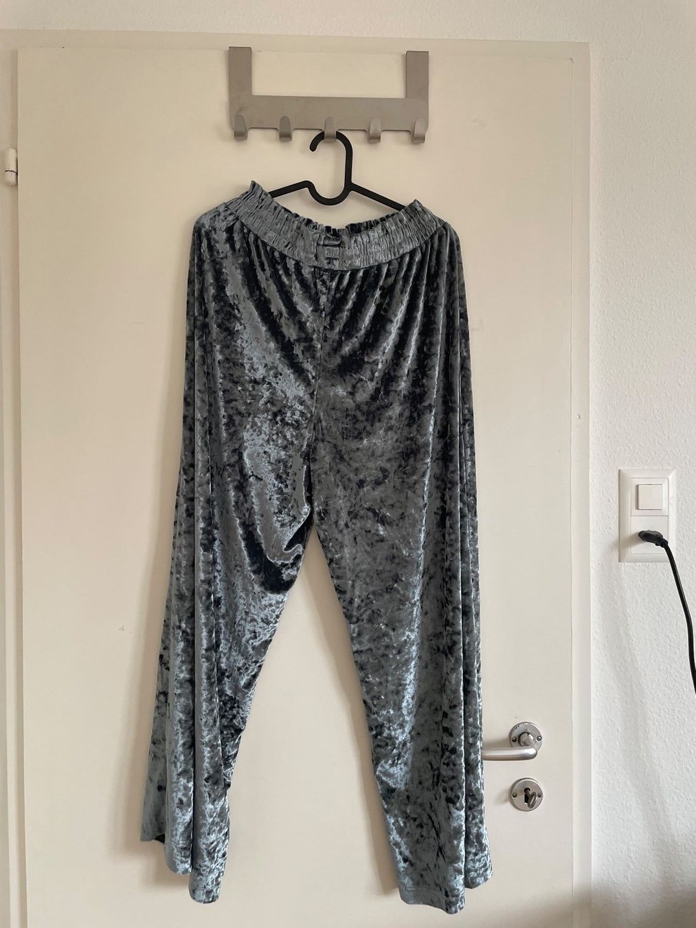 Pantaloni: Silberne Jogginghose – Usato da Basel venduto da schnudibu 1