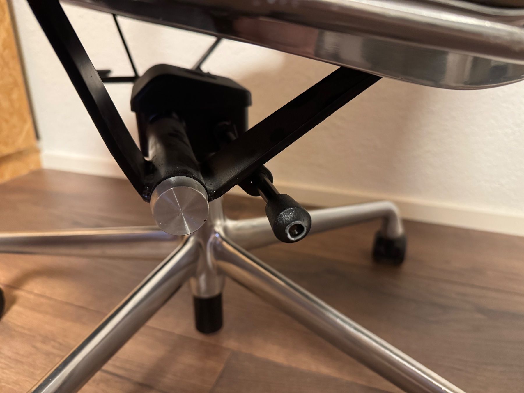 Eames Chaises: ORIGINAL VITRA EAMES SOFTPAD HIGHBACK STUHL TOP LEDER – D'occasion à Balterswil par MR_FEELGOOD 6