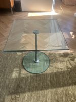 Quadratischer Beistelltisch aus Glas und Metall