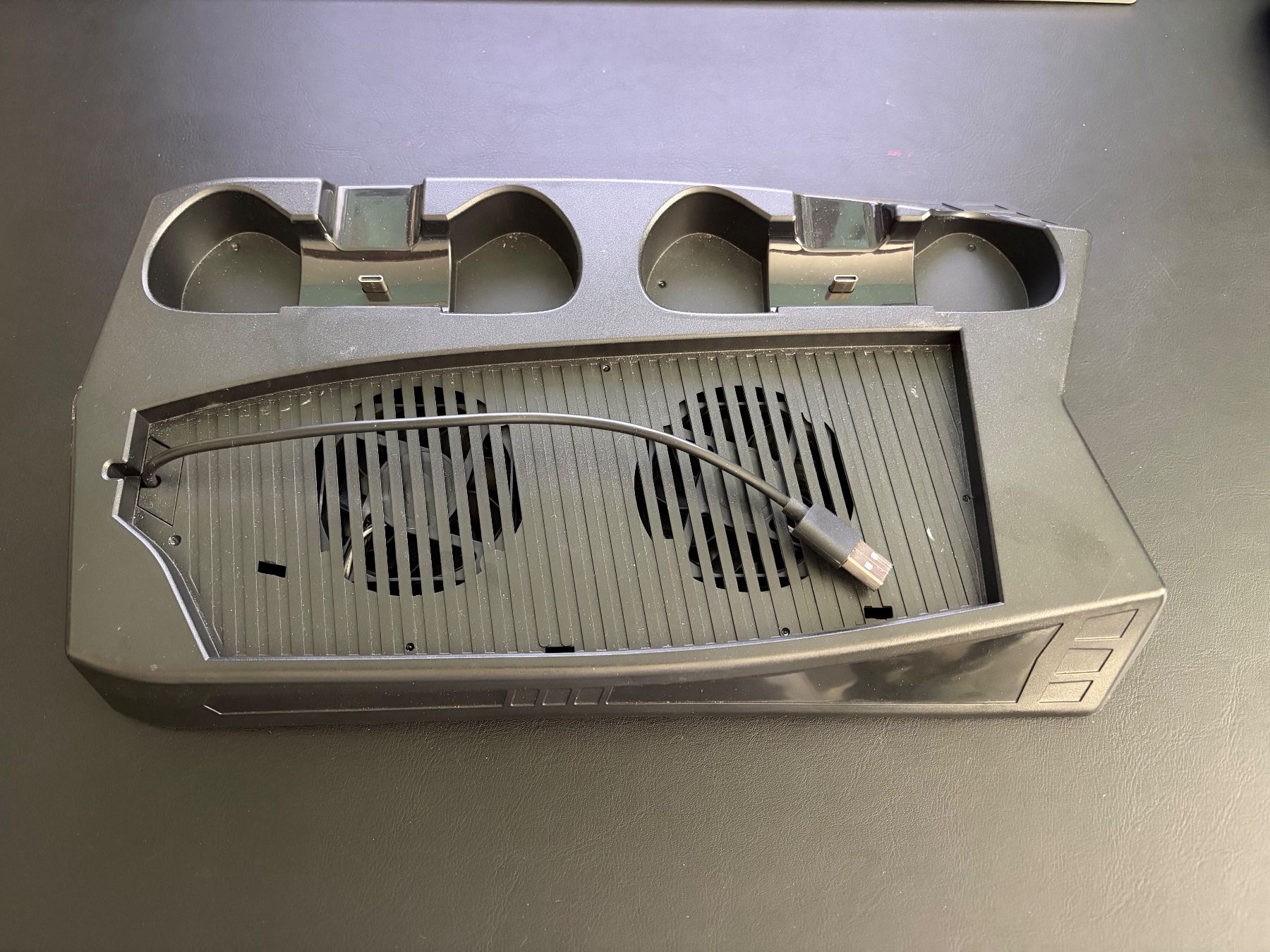 Docking station: Playstation 5 Dock/Charger/Kühler – Usato da spreitenbach venduto da starion05