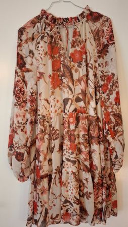 Vestito floreale con maniche lunghe, usato
