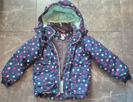 Winterjacke H&M dunkelblau gepunktet Grösse 116