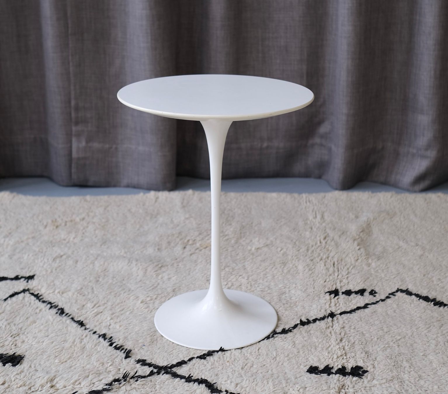 Knoll Tavoli: Eero Saarinen side table by Knoll International – Usato da Bern venduto da Zmodern_VIN