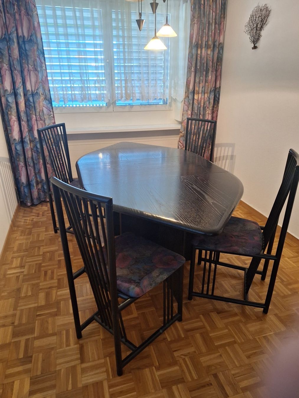 Tischset: Esstisch mit 4 Stühlen dunkles Holz mit Mustermuster – Gebraucht aus Zürich von jennifera02