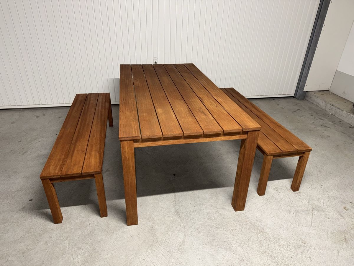 Set di tavolo e panche: Wunderschöner Tisch mit zwei Bänke - Rustikal – Usato da Jona venduto da emm01