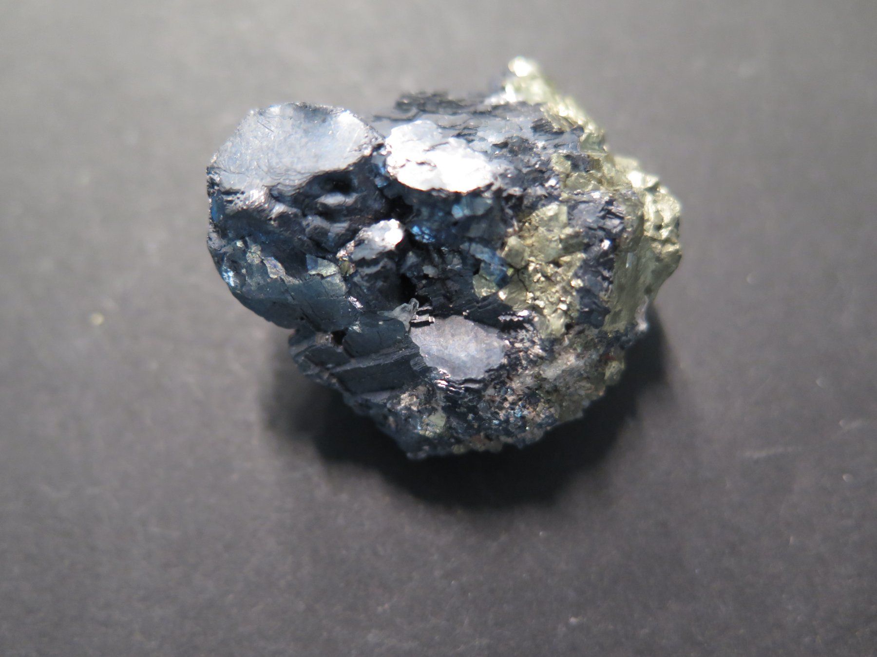 Mineralien & Heilsteine: Bleiglanz mit Pyrit von Peru – Gebraucht aus Schaffhausen von Yamakana51L8736OQ8 2