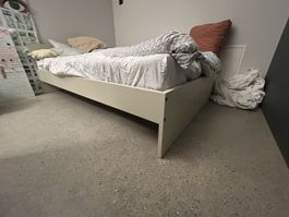 Bett weiss 140x200 cm guter Zustand