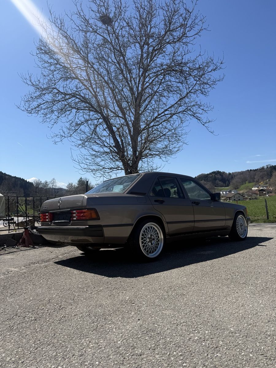 Mercedes-Benz Automobili: Mercedes 190e 2.3 manuelle – Usato da St-Martin FR venduto da dom.perroud24 2