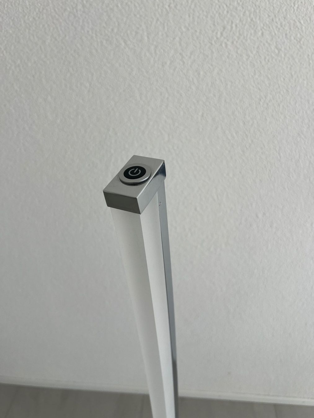 Lampes: Stehlampe LED gebogen chrom moderner Stil – D'occasion à Uetendorf par steimar 3