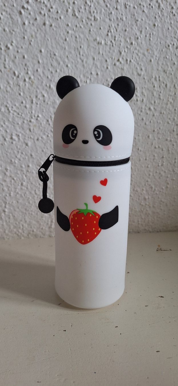 Schüler-Etuis: Panda Mäppli/Etui mit Erdbeer-Motiv, neu – Neu und originalverpackt aus Richterswil von C011