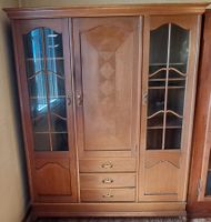 Älterer Vitrinenschrank aus Holz mit Glastüren & Schubladen