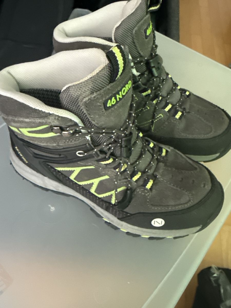 46 Nord Chaussures garçon: Schuhe Kinder Gr35 / 46NORD – D'occasion à Winkel par Olirickli05