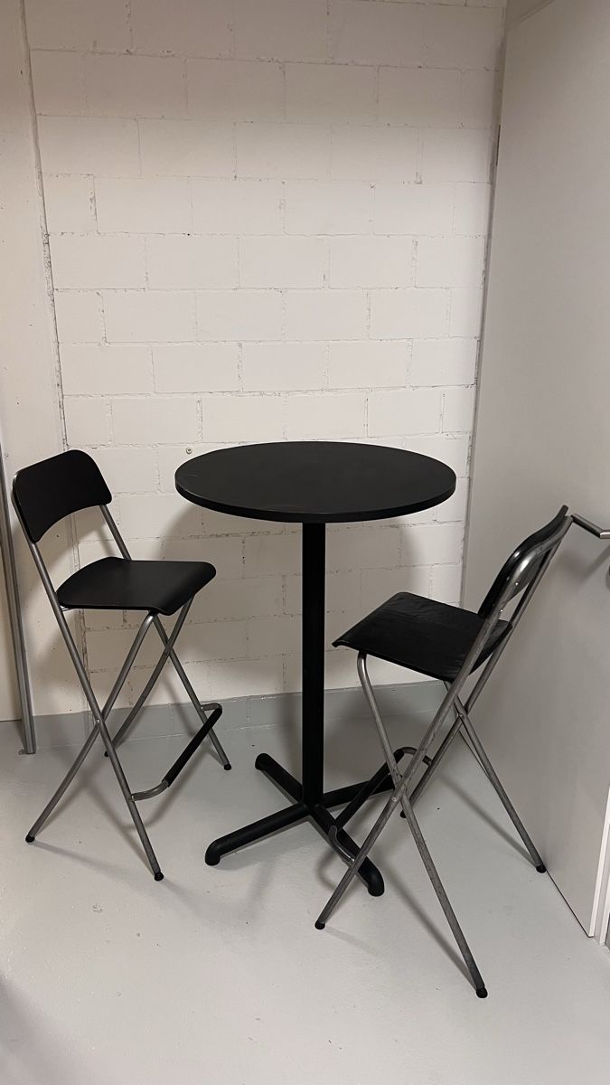 Set di tavolo e panche: IKEA STENSELE Bartisch + 2x FRANKLIN Barhocker – Usato da Emmenbrücke venduto da fab_2kmt