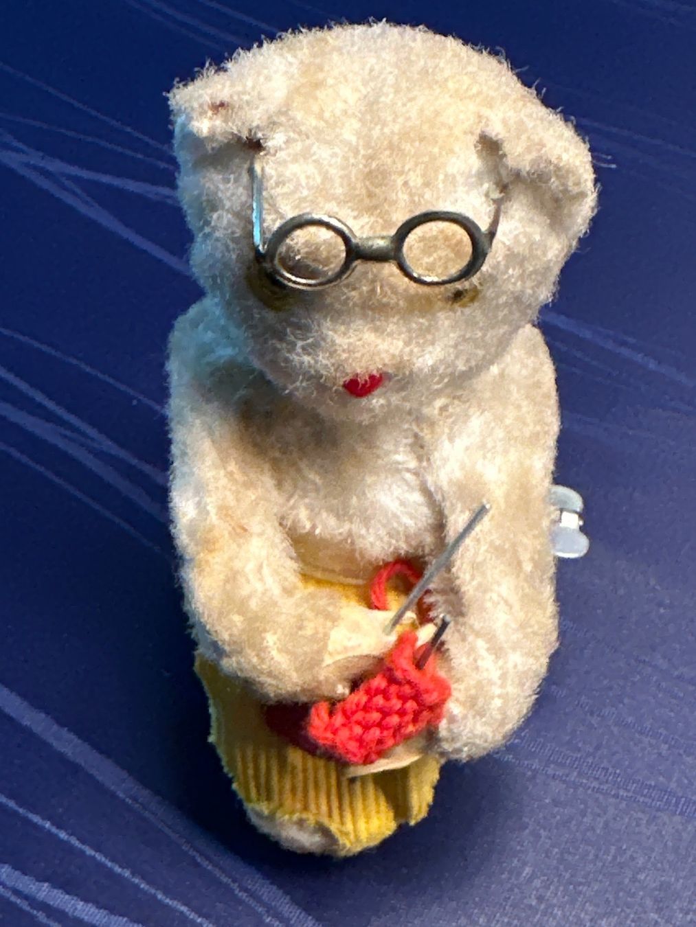 Spielzeuge: strickender Bär / Teddybär mit Aufzugsmechanismus – Gebraucht aus Steffisburg von bwt56 7