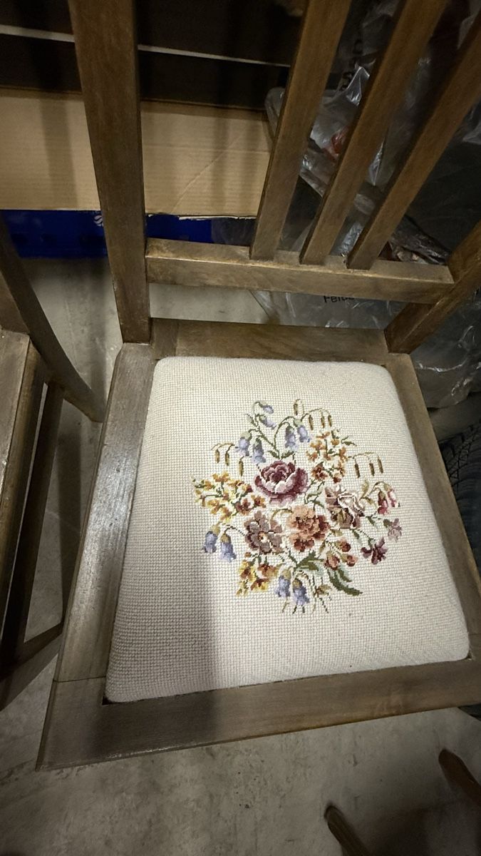 Chaises: 2 Holzstühle mit Blumenmuster Sitzfläche – D'occasion à Uster par Macita56 1