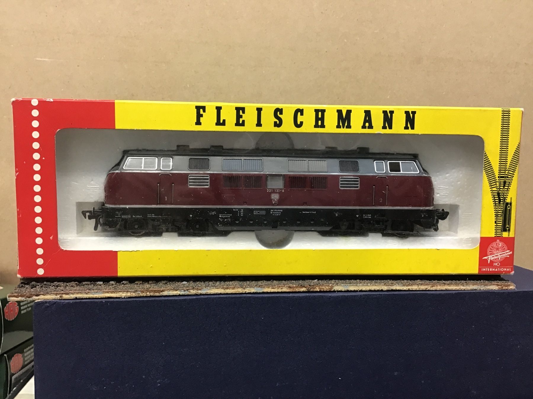 Fleischmann Modellini di ferrovie: Fleischmann HO Diesellokomotive BR 221 DB – Usato da Männedorf venduto da Modelle-aller-Art