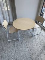 Kindertisch rund mit zwei Stühlen 
