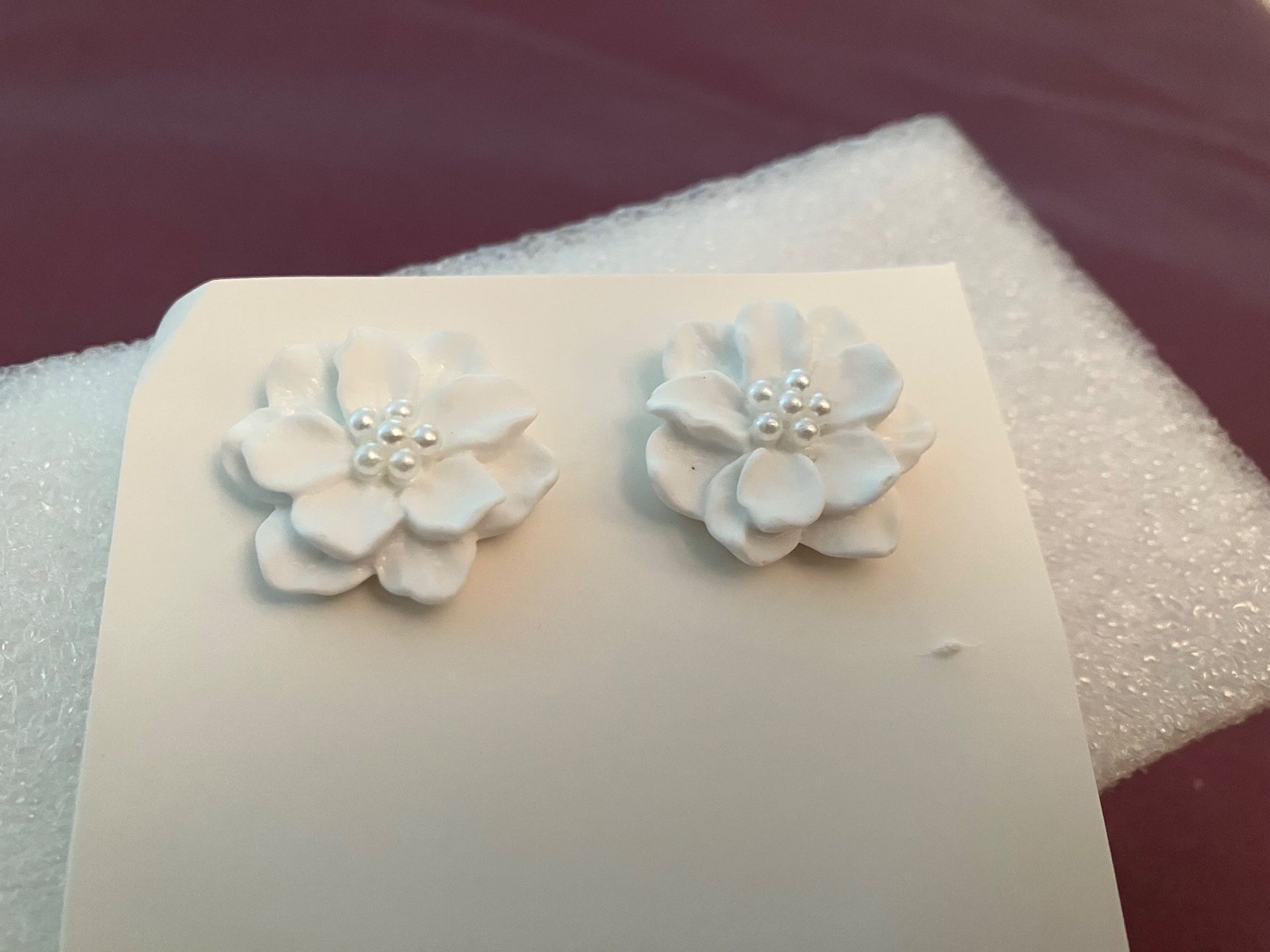 Ohrringe & -stecker: Modeschmuck, hübsche weisse Blumenohrringe mit Perlen Akzent – Neu (gemäss Beschreibung) aus Affoltern am Albis von Dlotti
