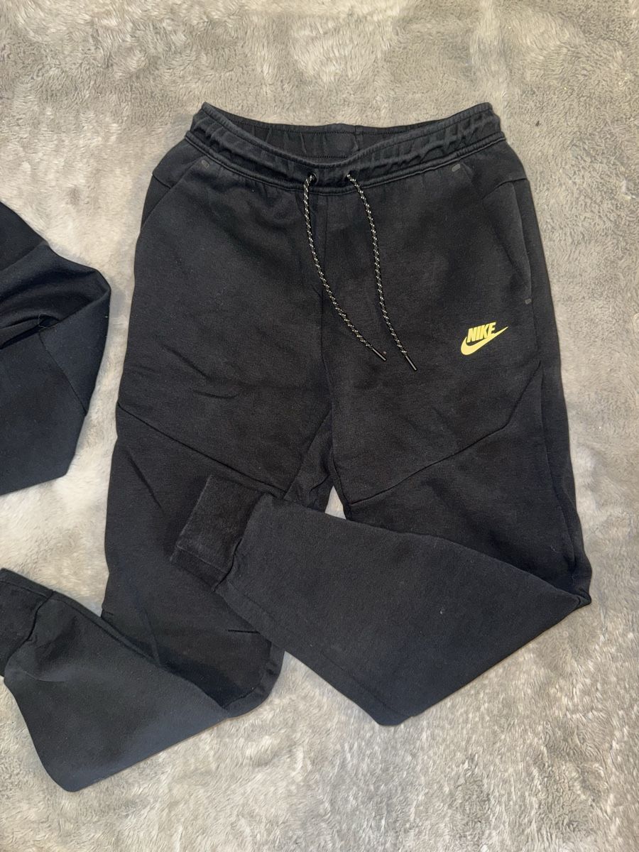 Lots de vêtements: ENSEMBLE NIKE TECH – D'occasion à Genève par Noah8972 2