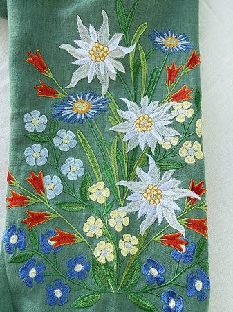Damen Leinenbluse mit Alpenblumen Stickerei Grün
