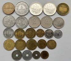 Lot. 25 Münzen Frankreich 1921-1985 inkl. 2 Silbermünzen