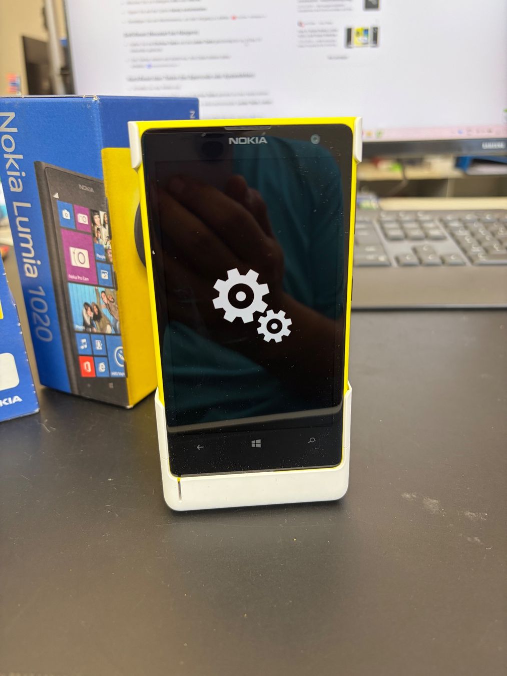 Nokia Handys / Smartphones: Nokia Lumia 1020 + Kamera Grip – Neu (gemäss Beschreibung) aus Aarburg von Wendepunkt_Fundgrube 3