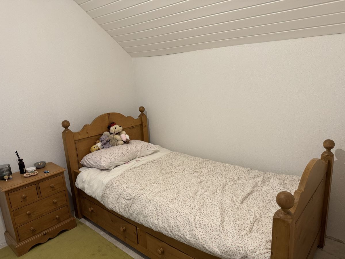 Betten: Solid pine bed and bedside table – Gebraucht aus Genolier von SwissStu
