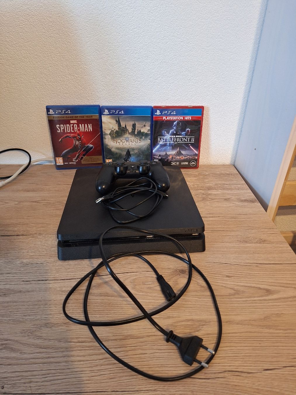 Sony Console: PS4 Slim mit 3 Spielen inklusive 3 Kabel und Controller – Usato da Brünisried venduto da Focusfail